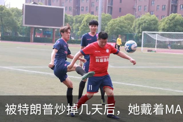 被特朗普炒掉几天后，她戴着MAGA帽在洛杉矶逛街